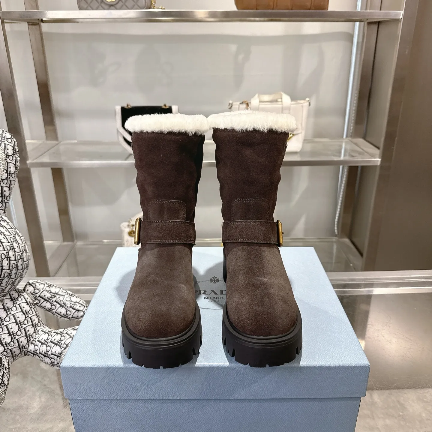 👟👟Ex-factory price 700👟👟 🔥Heavyweight🔥4050 Prada/PRADA autumn and winter snow boots counter new thick-soled anti-ski boots warm wool short boots, the same style as PRADA autumn and winter T-stage catwalk catwalk celebrity stars, original 1:1 replica, high-quality quality! The top version is comfortable on the feet and makes you look slimmer, elegant and intellectual! It is a rare pair of comfortable and warm casual snow boots! ❶Fabric: High mercerized cow suede/first layer cowhide ❷Lining: %100 pure wool imported from Australia ❸Feet: %100 pure wool imported from Australia ❹Outsole: Original TPU foam bottom Four-color women's sizes: 36–42. Complete packaging, with certified pure cotton bag after-sales service card.
